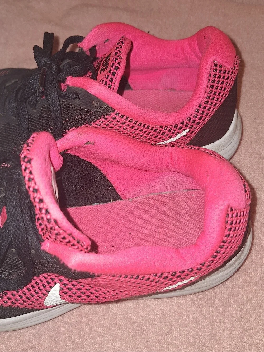 Nike Womens Black and Pink Lightweight Running Sneakers